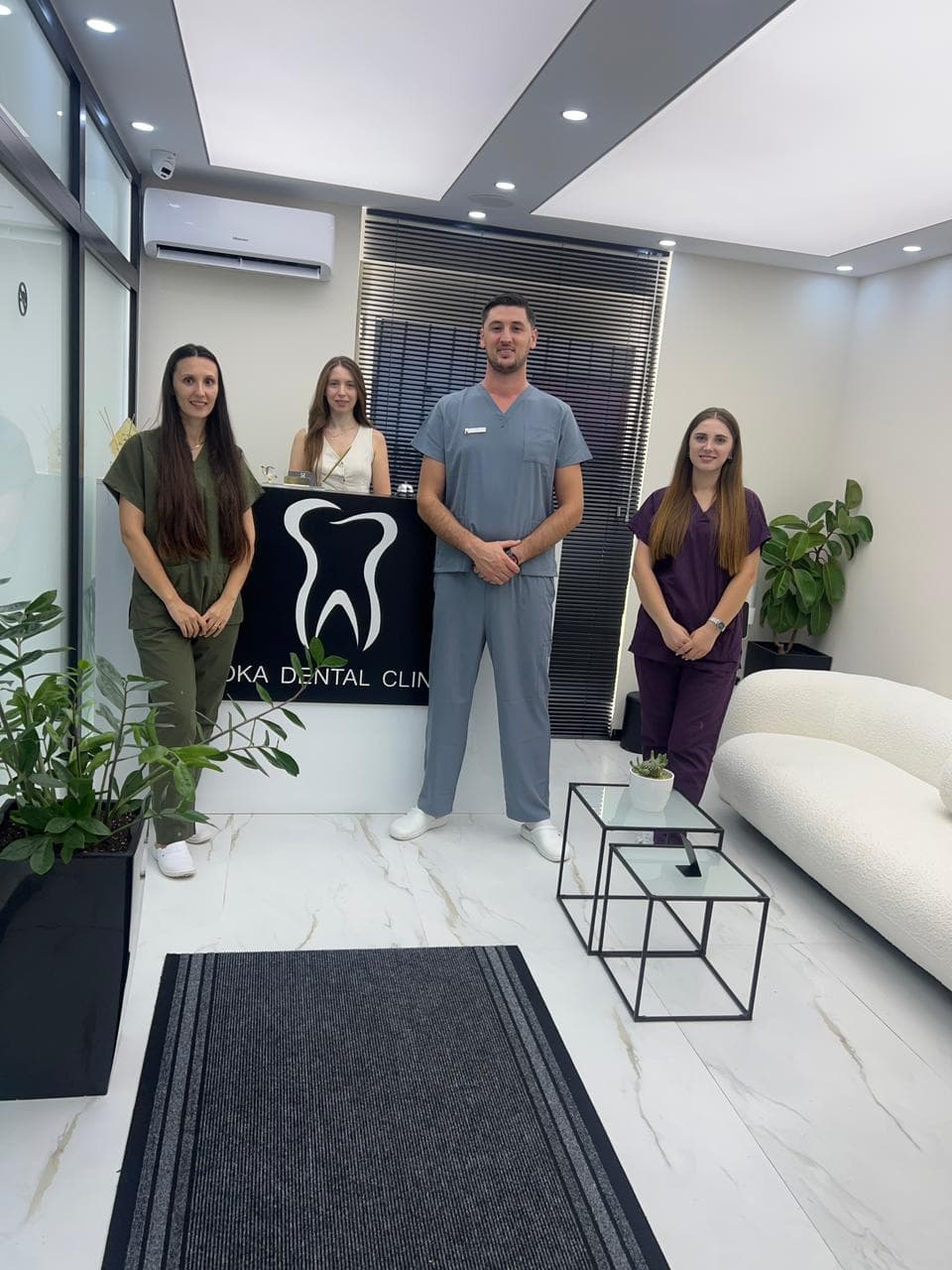Il team Loka Dental alla reception della clinica