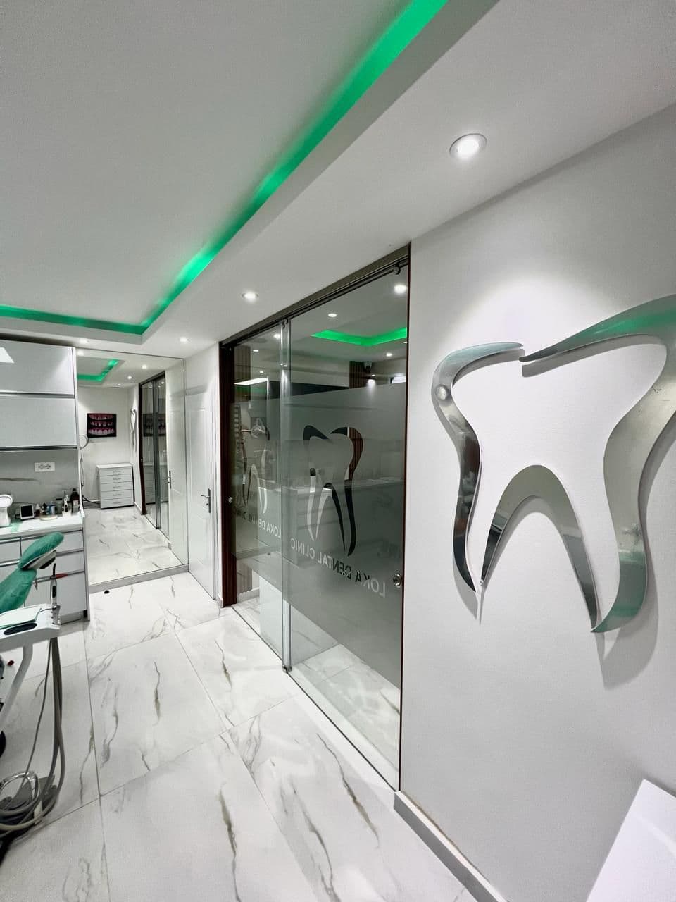 Interni di Loka Dental Clinic con decorazione a forma di dente
